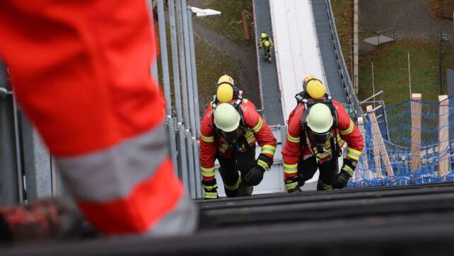 In voller Montur auf die Skischanze - Feuerwehrmann stirbt