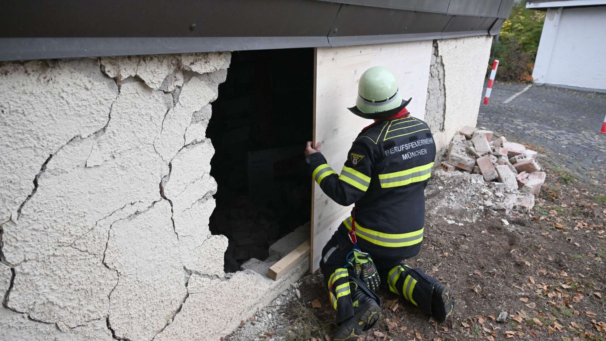 Gestohlenes Leihauto kracht in Garagenwand