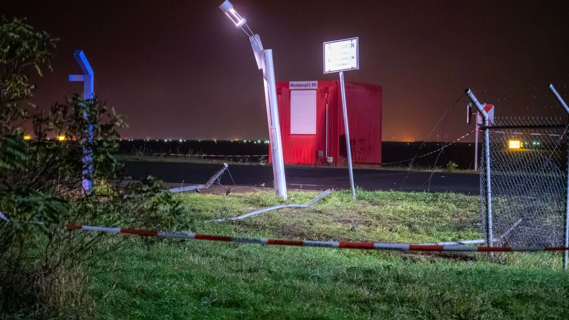 Polizeieinsatz am Flughafen Leipzig/Halle - Zaun beschädigt