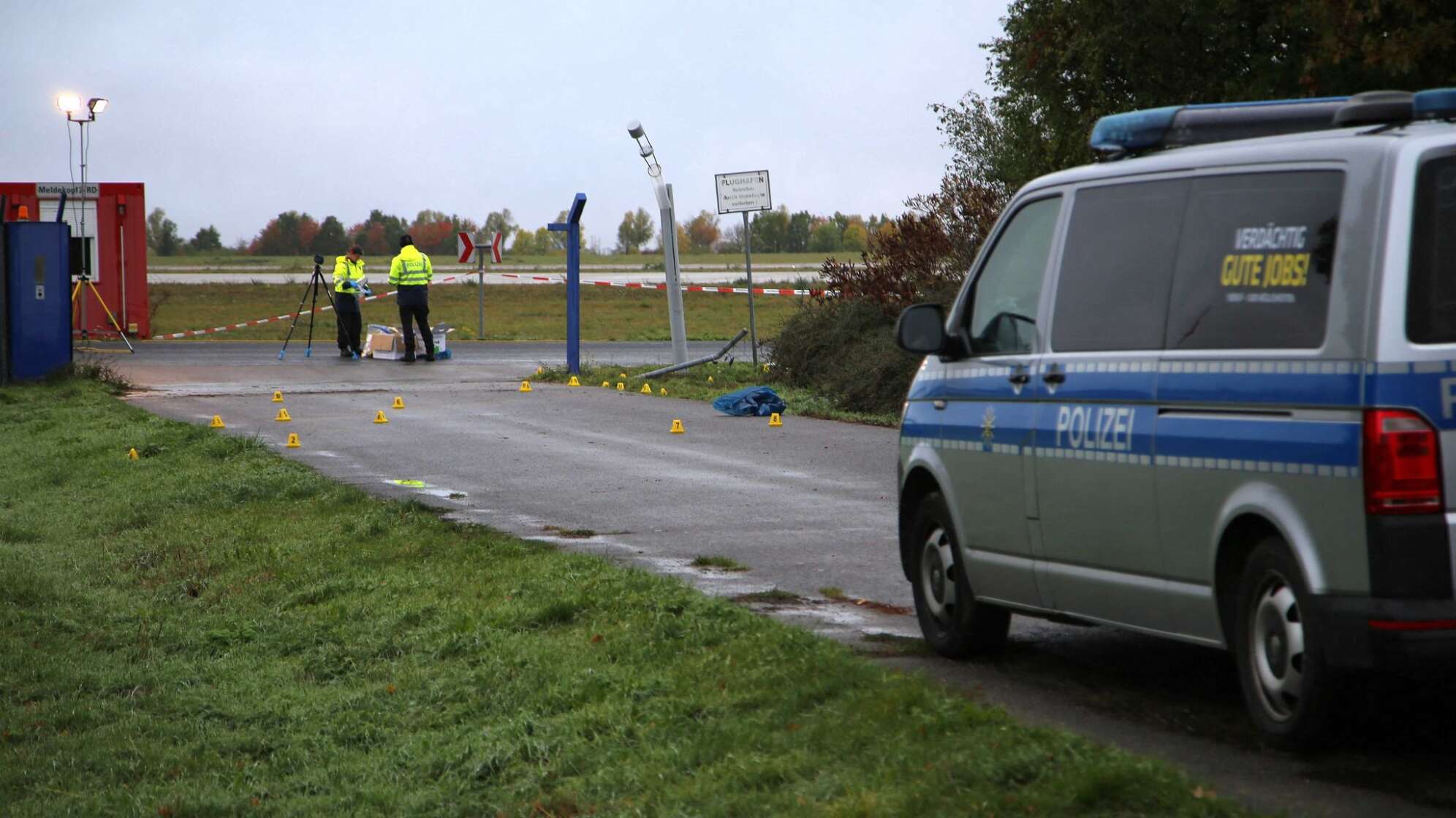 Polizeieinsatz am Flughafen Leipzig/Halle - Zaun beschädigt