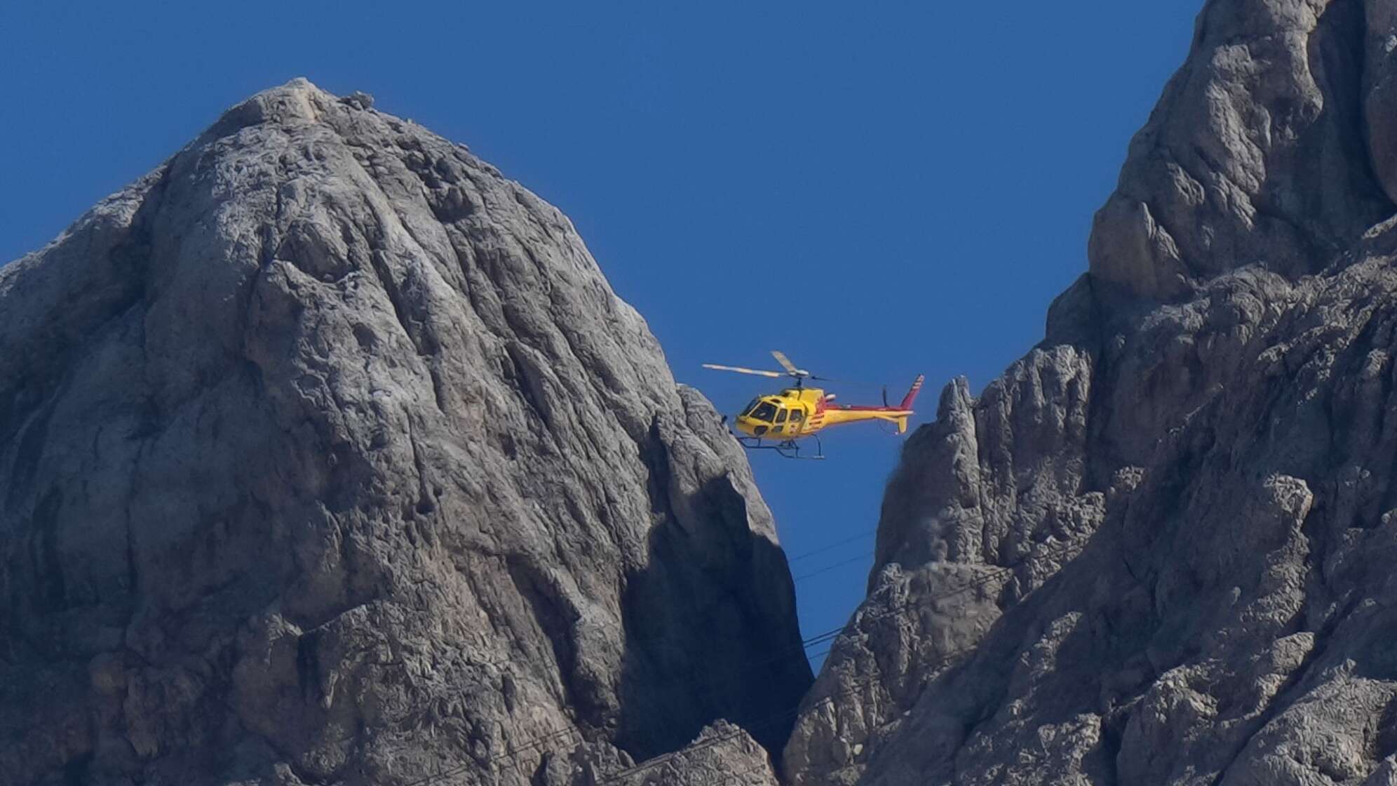 Hubschrauber in italienischen Alpen