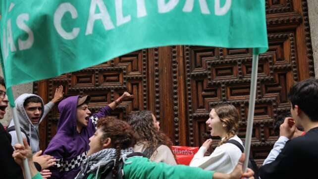 Polizei geht mit Schlagstöcken gegen Lehrer in Madrid vor