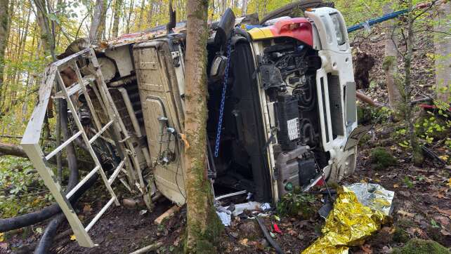 Lastwagen stürzt Hang hinunter - ein Toter, ein Verletzter