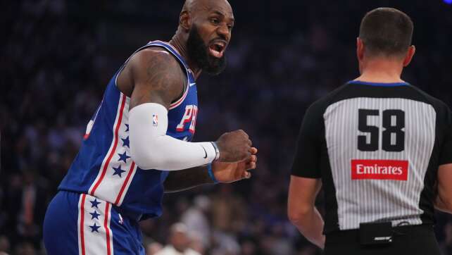 LeBron James und 76ers gewinnen NBA-Start beim Meister