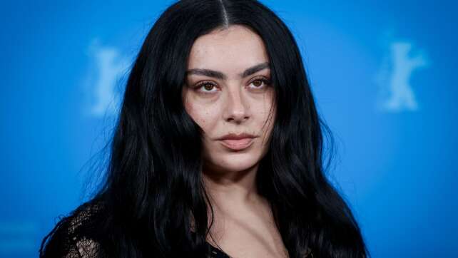 Lily Allen und Charli XCX sagen Konzerte wegen Krankheit ab