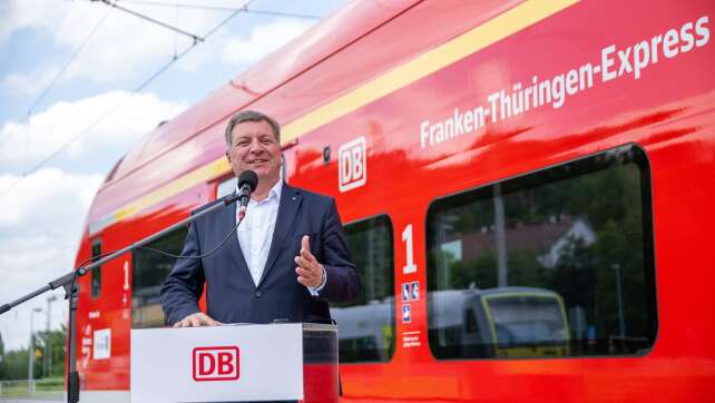 Höhere Ticketpreise: Verkehrsminister sieht Klingbeil am Zug