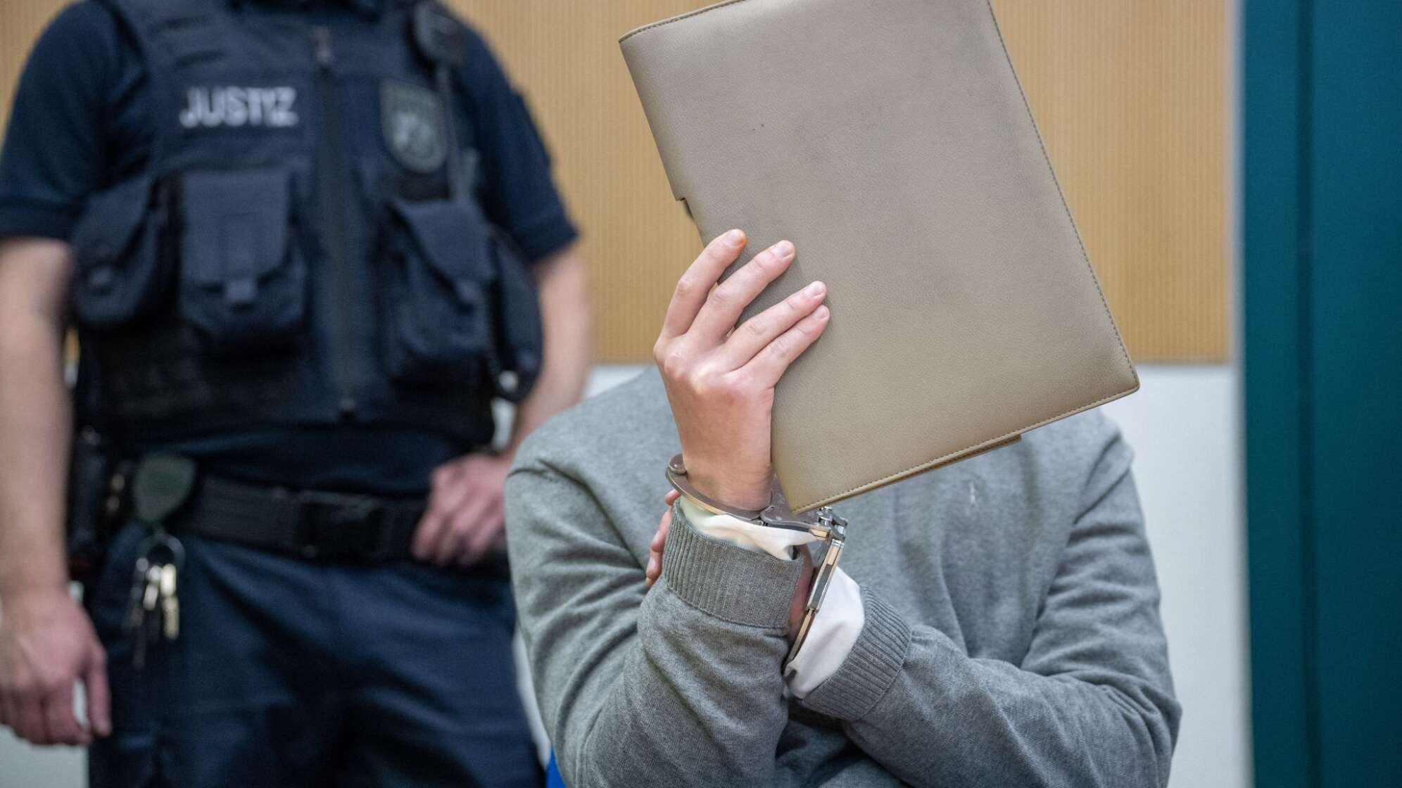 Prozessbeginn - 19-Jähriger wegen Mord und Totschlag angeklagt