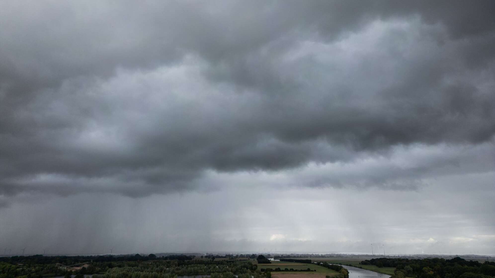 Dunkle Wolken über der Weser