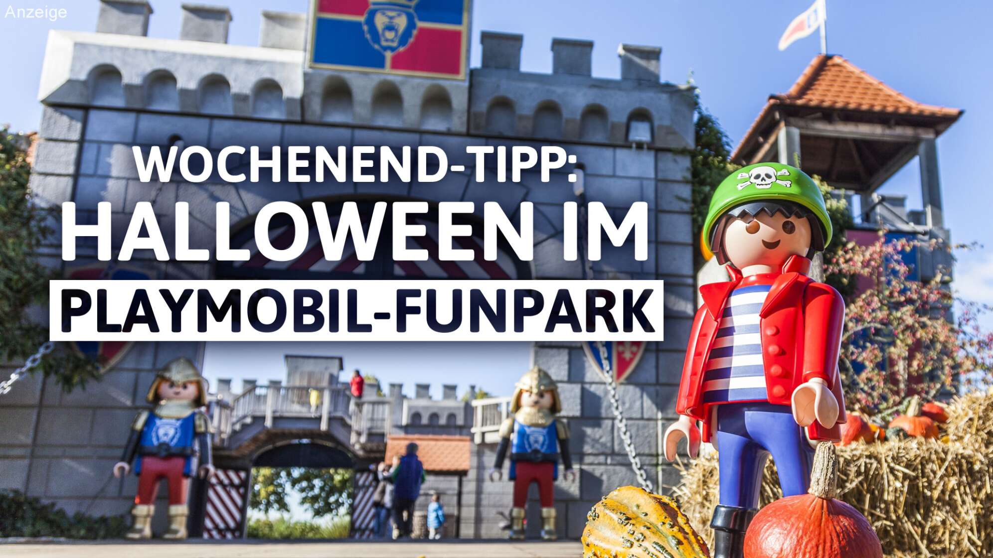 Ein Bild von Playmobil Figuren vor einem mittelalterlichen Tor (Eingang zum Freizeitpark PLAYMOBIL-Funpark in Zirndorf bei Nürnberg), dazu der Text: Wochenend-Tipp: Halloween im PLAYMOBIL-Funpark