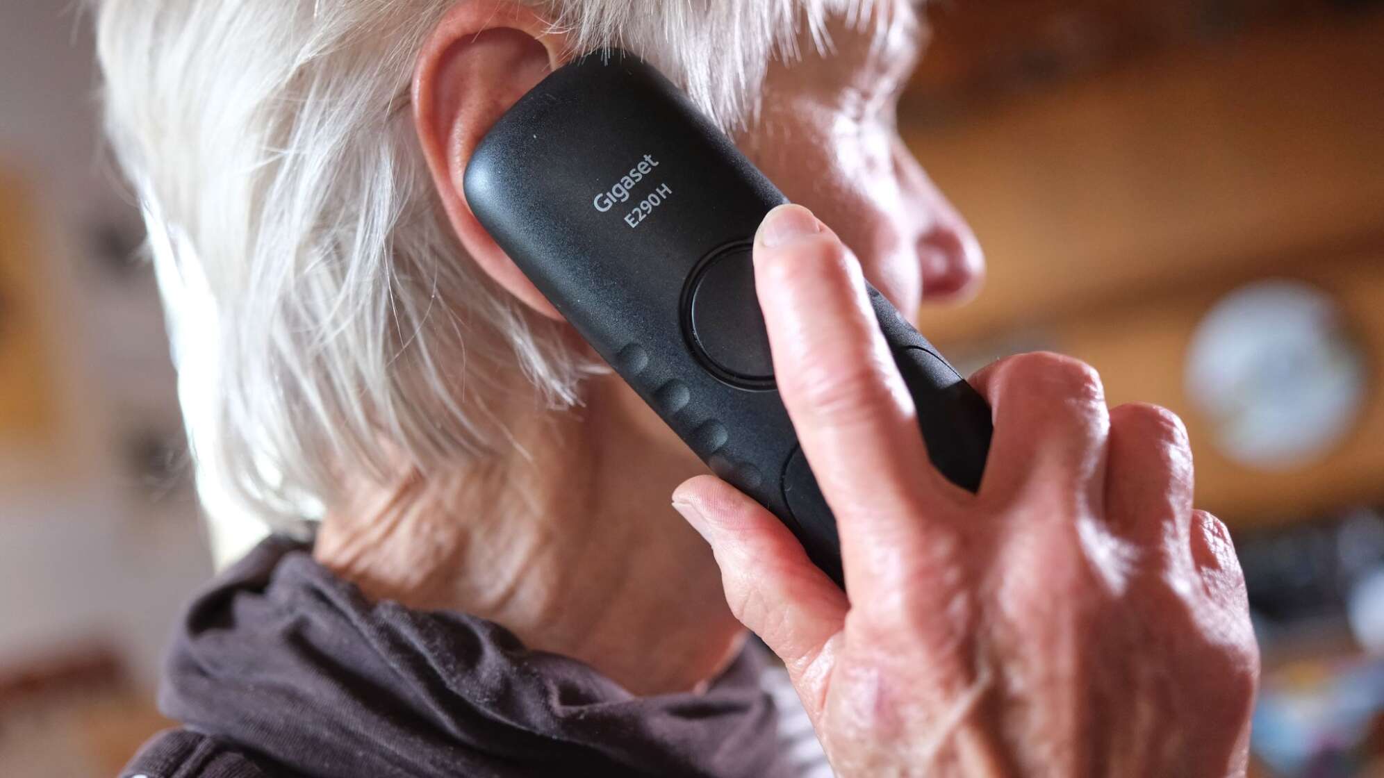Älterer Mensch telefoniert