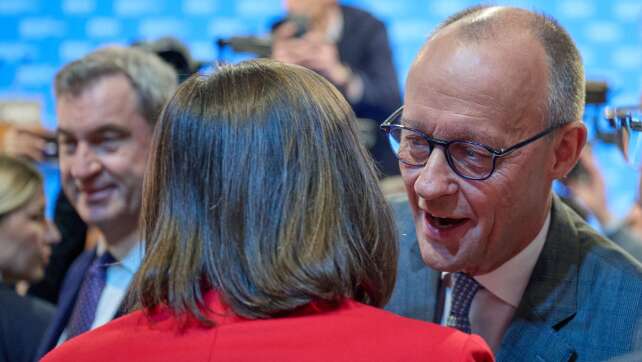 Merz begrüßt Aigner – und der CSU-Parteitag jubelt