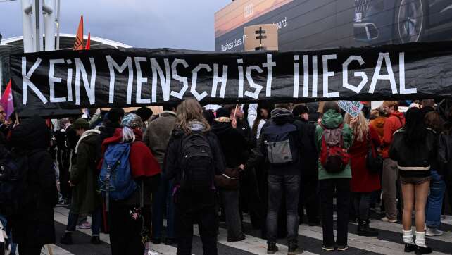 Mehr als 700 Menschen protestieren gegen Abschiebeterminal