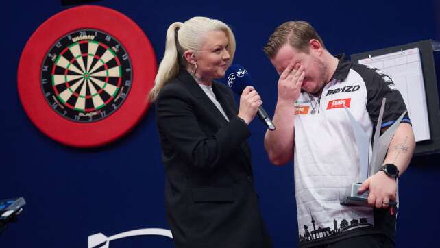 Schindler schluchzt: Stolz nach deutscher Darts-Premiere