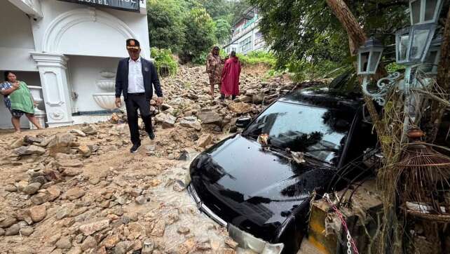 Starkregen setzt Thailands Urlaubsinsel Phuket unter Wasser