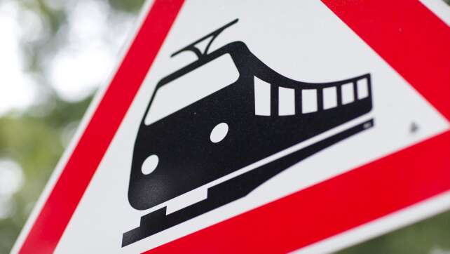 An Bahnübergang: Radfahrer stirbt bei Zusammenstoß mit Zug