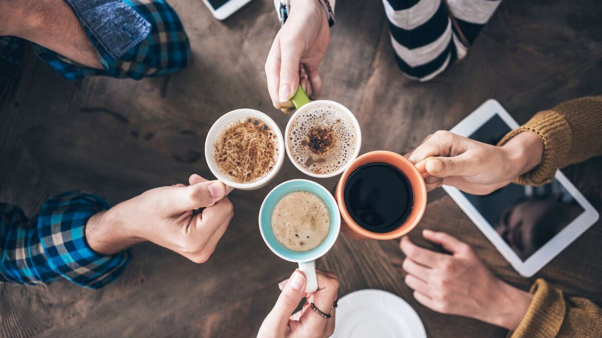 Kaffeetassen in den Händen