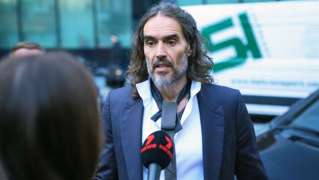 Russell Brand weist Gewaltvorwürfe vor Gericht zurück