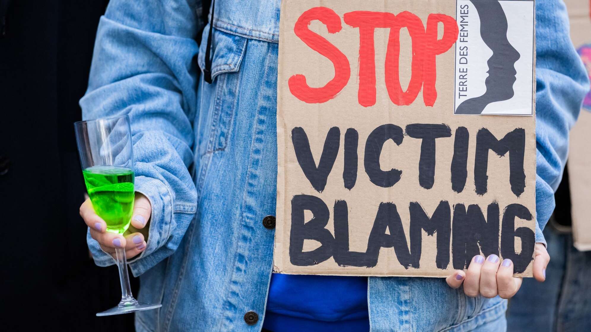 Prozess um Serie von Vergewaltigungen betäubter Frauen - Protest