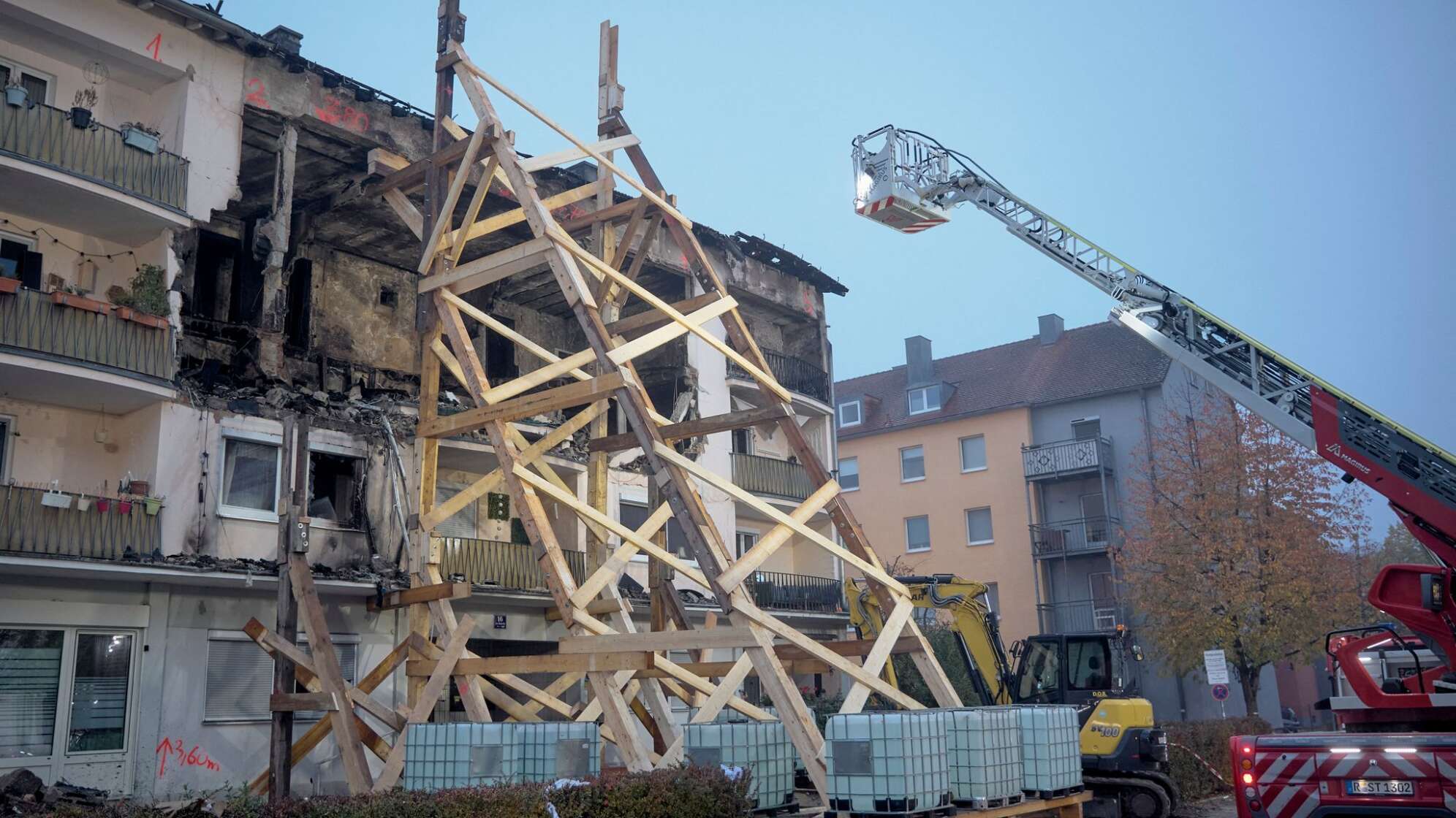 Nach der Explosion und einem Brand in einem Regensburger Wohnhaus