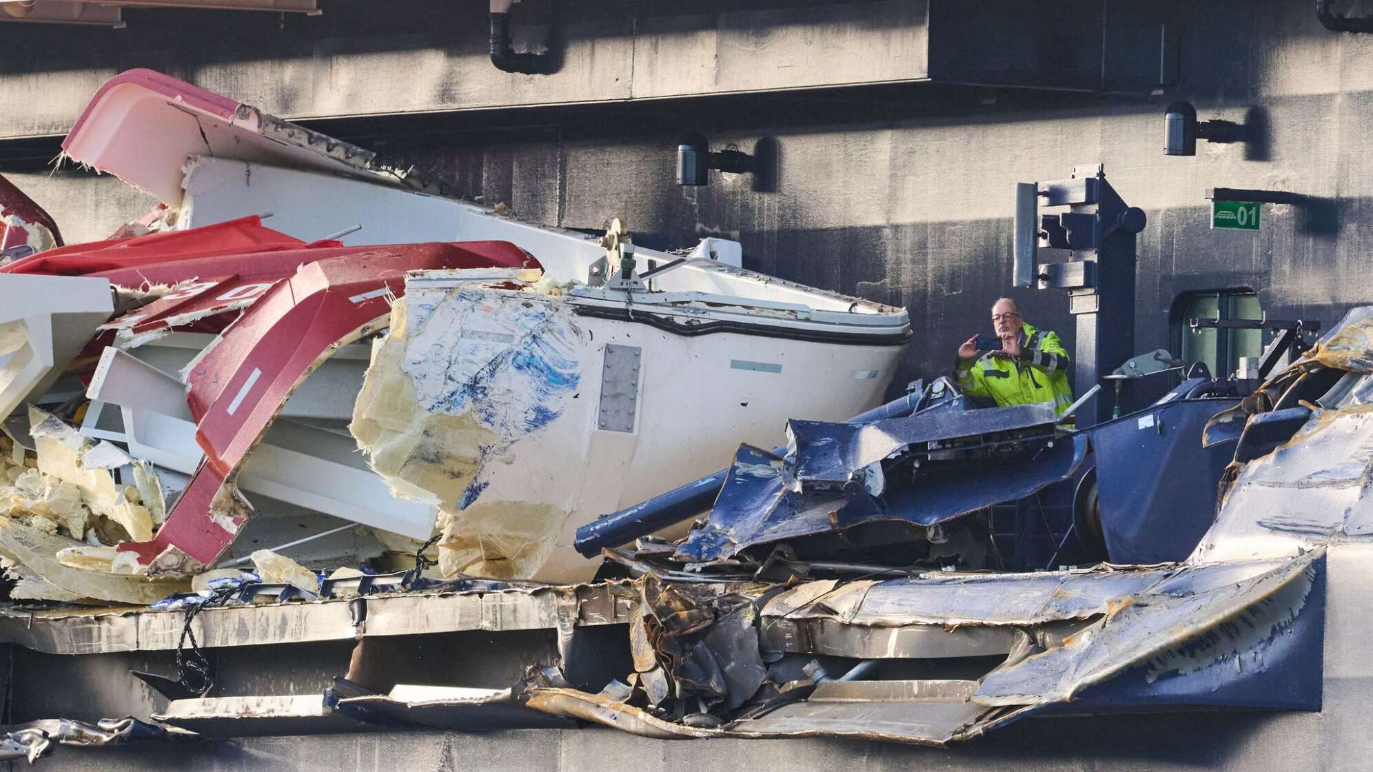 Kreuzfahrtschiff stößt mit Containerschiffen zusammen