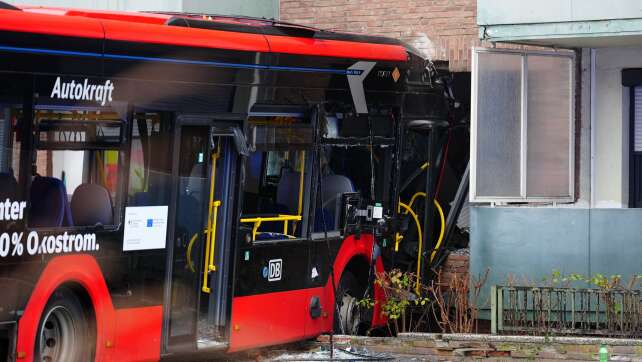 Schulbus mit 20 Kindern fährt in Hauswand