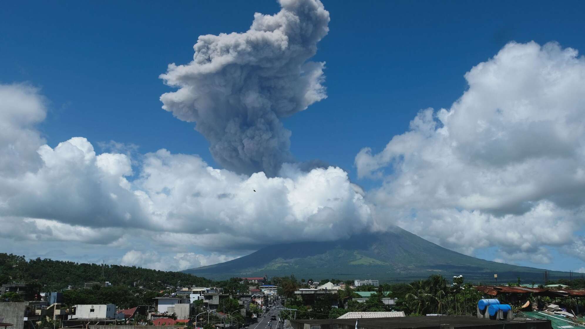 Vulkan Mayon auf den Philippinen ausgebrochen