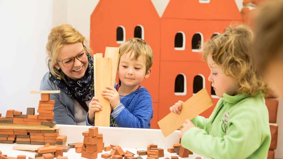 Kinder spielen