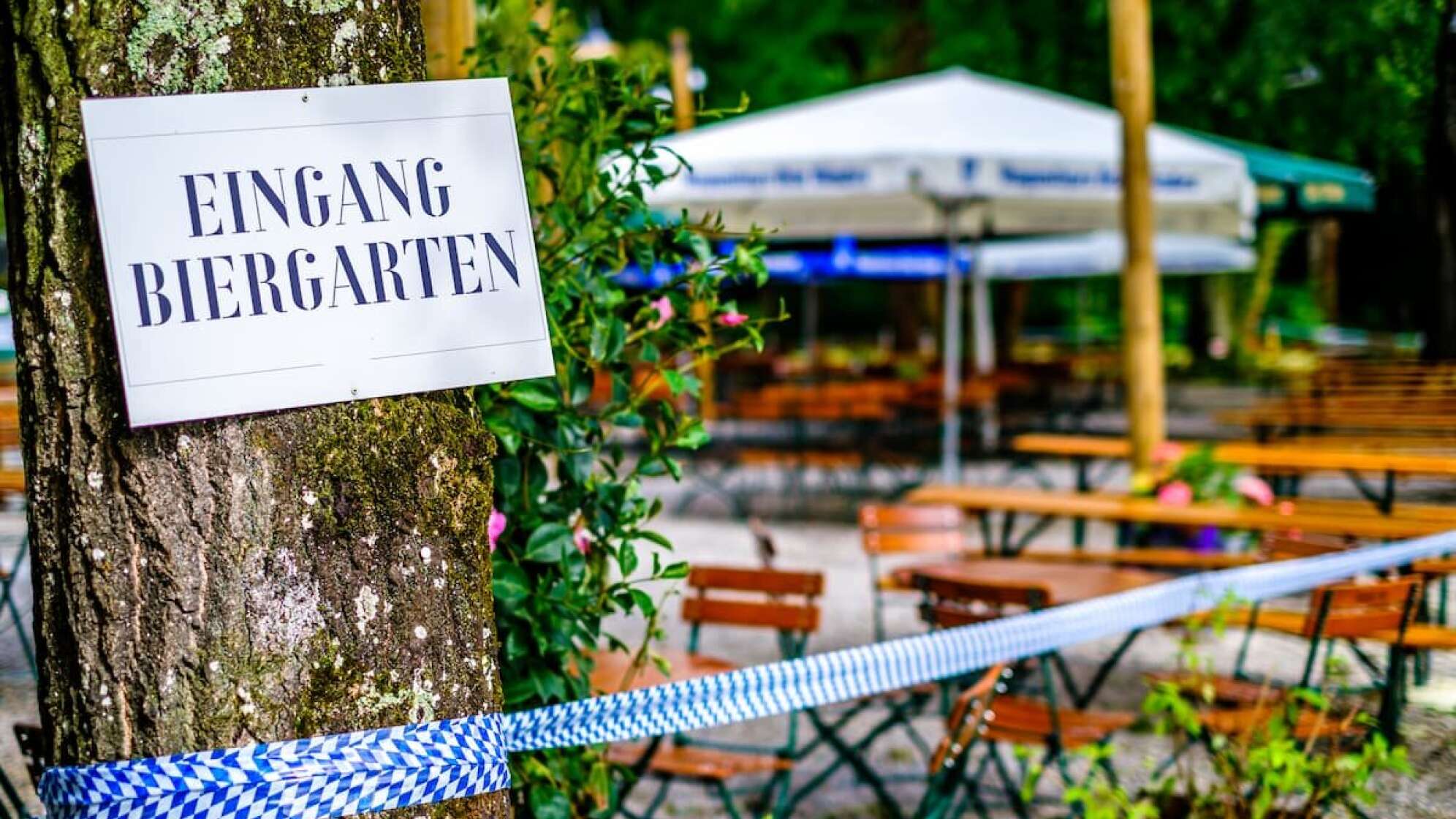 Biergarten mit Schild "Biergarten Eintritt"