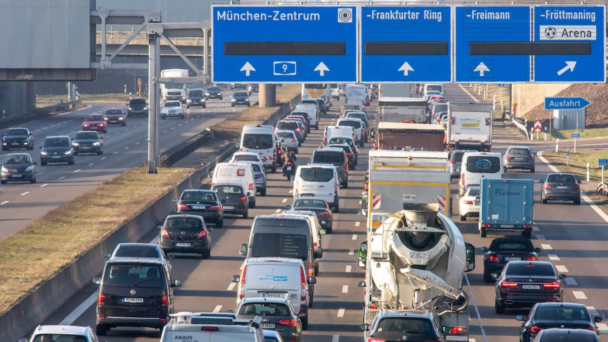 Ein Stau auf einer Autobahn