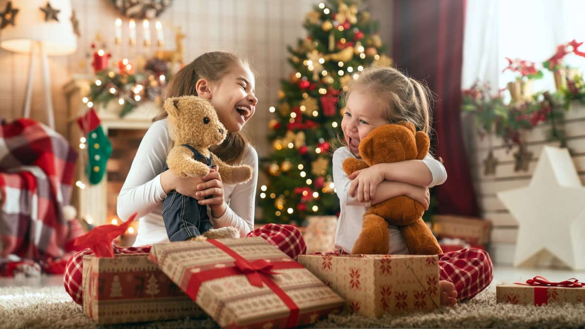 Zwei Kinder packen Geschenke aus
