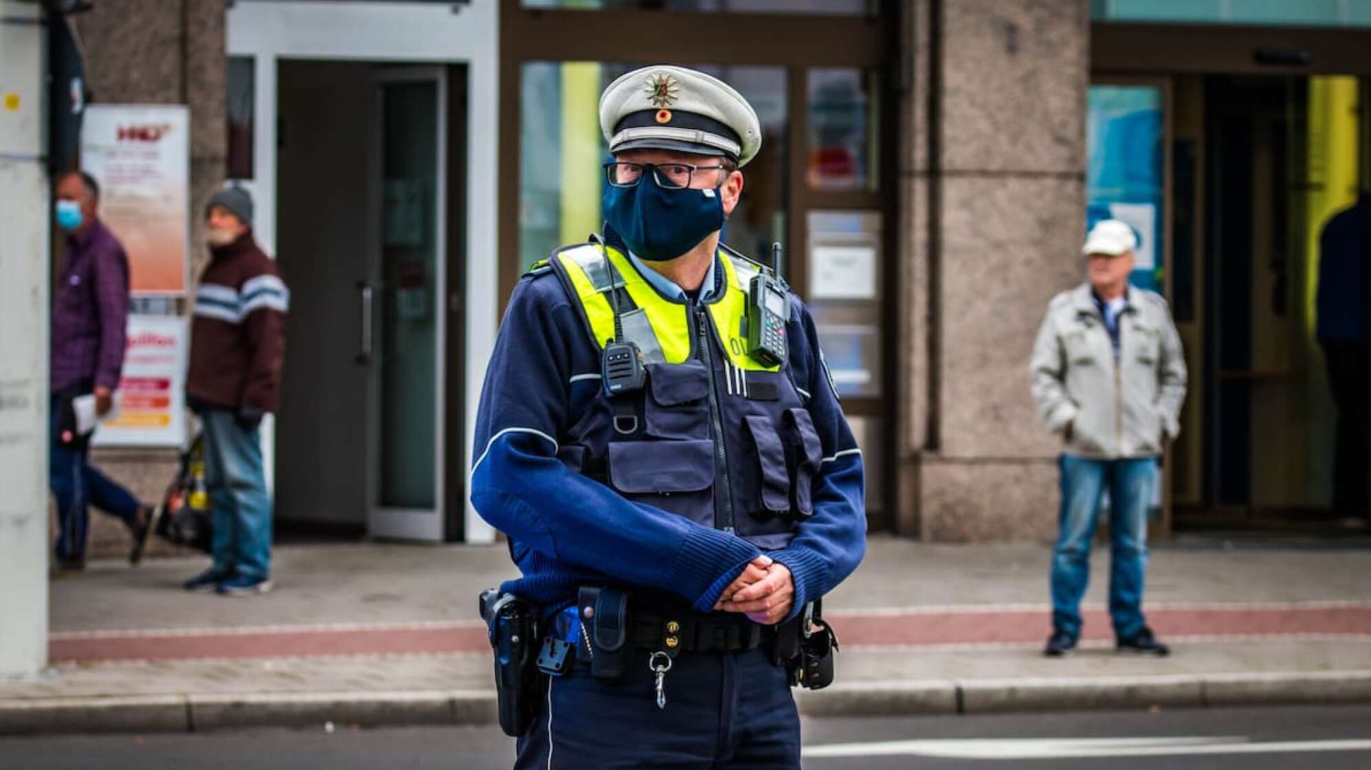 Polizist mit Mundschutz