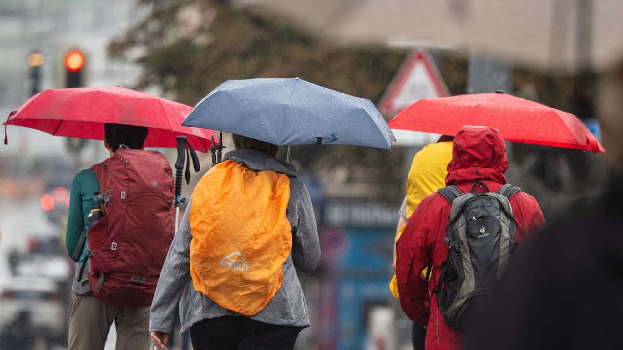 Menschen mit Regenschirmen