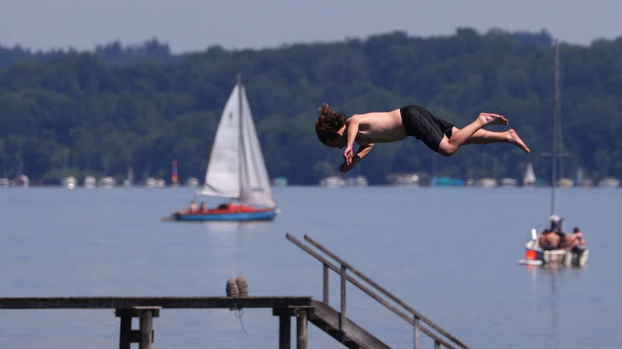 Mann springt in den See