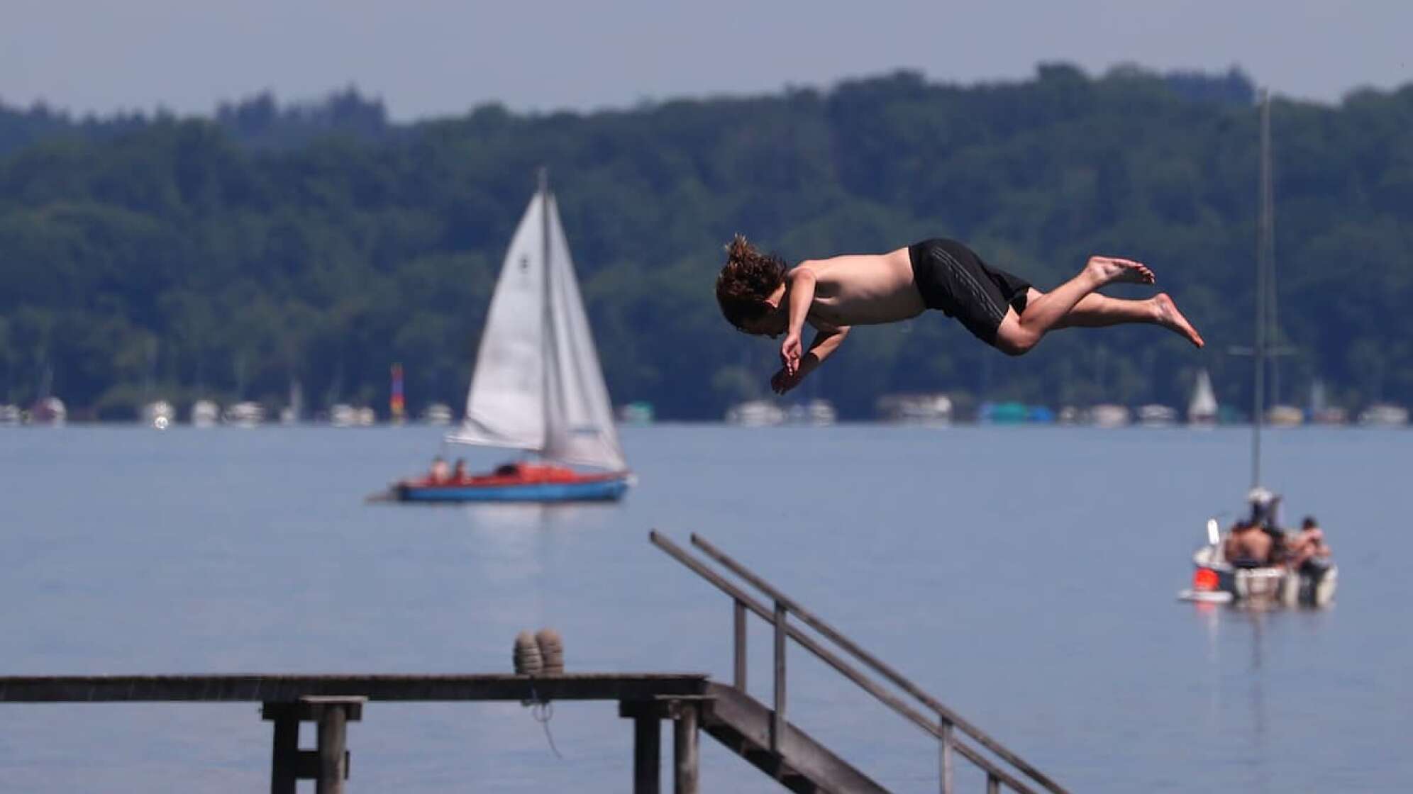 Mann springt in den See