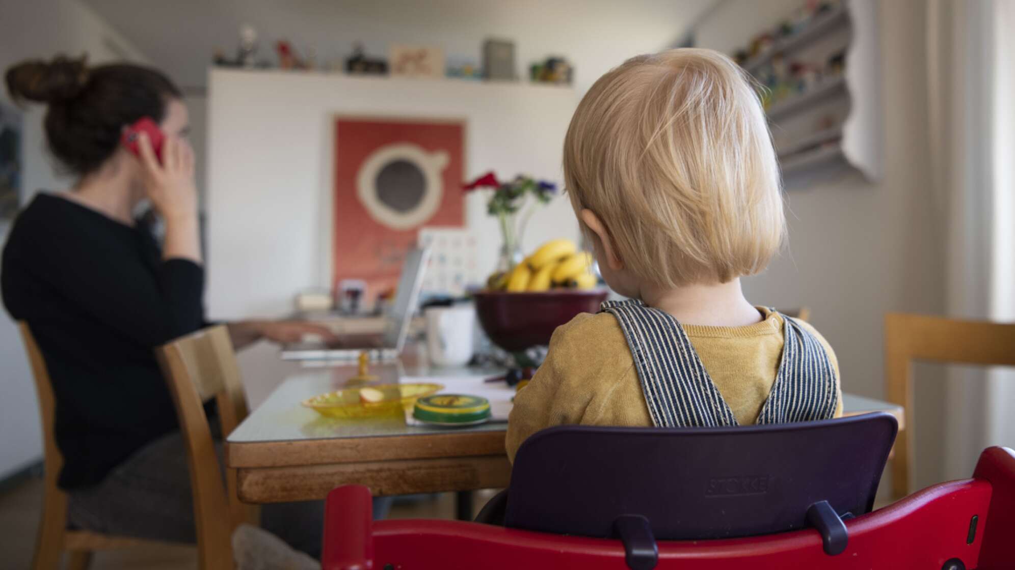 Ein kleines Kind sitzt am Esstisch