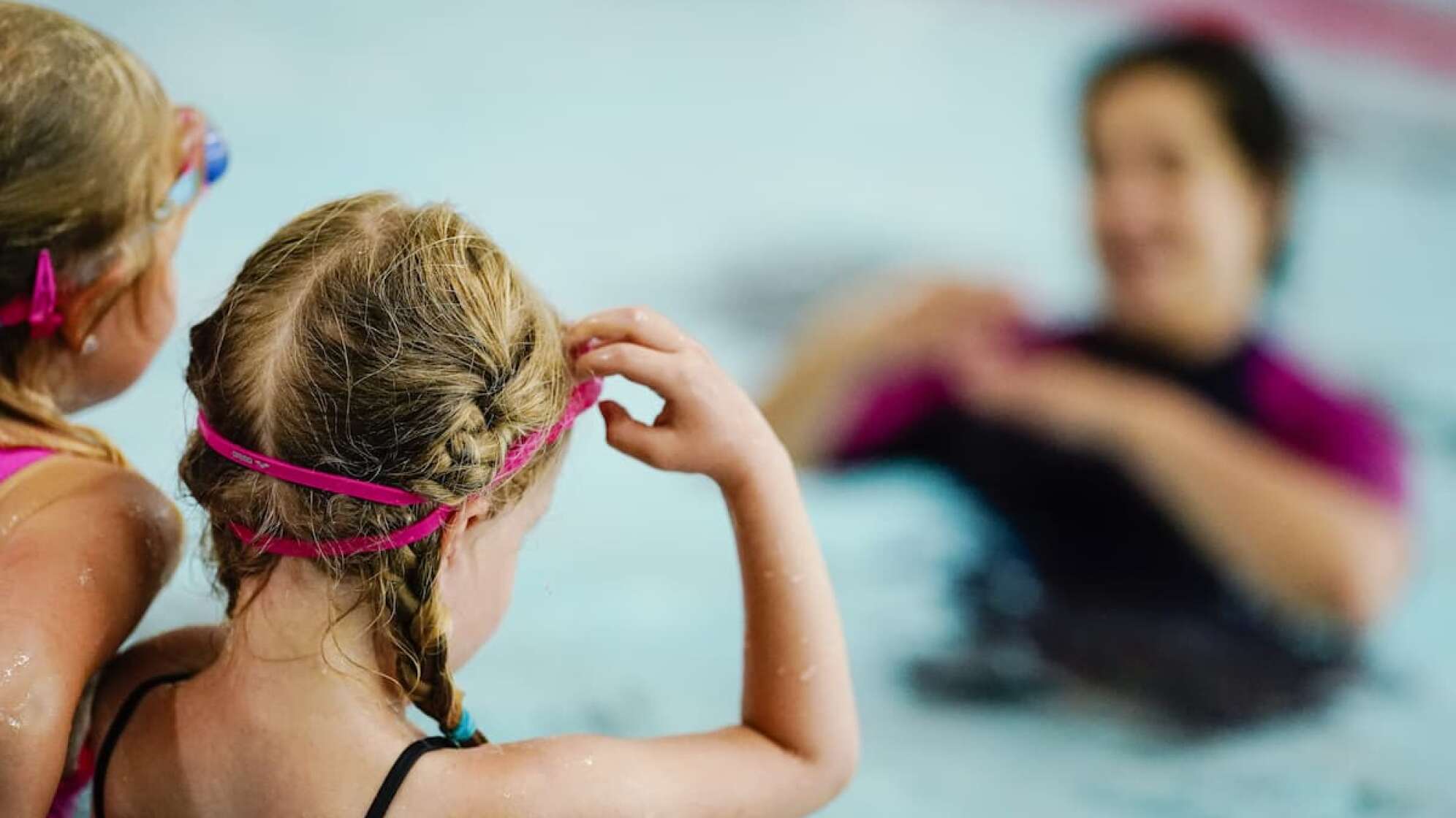 Kinder bei einem Schwimmkurs