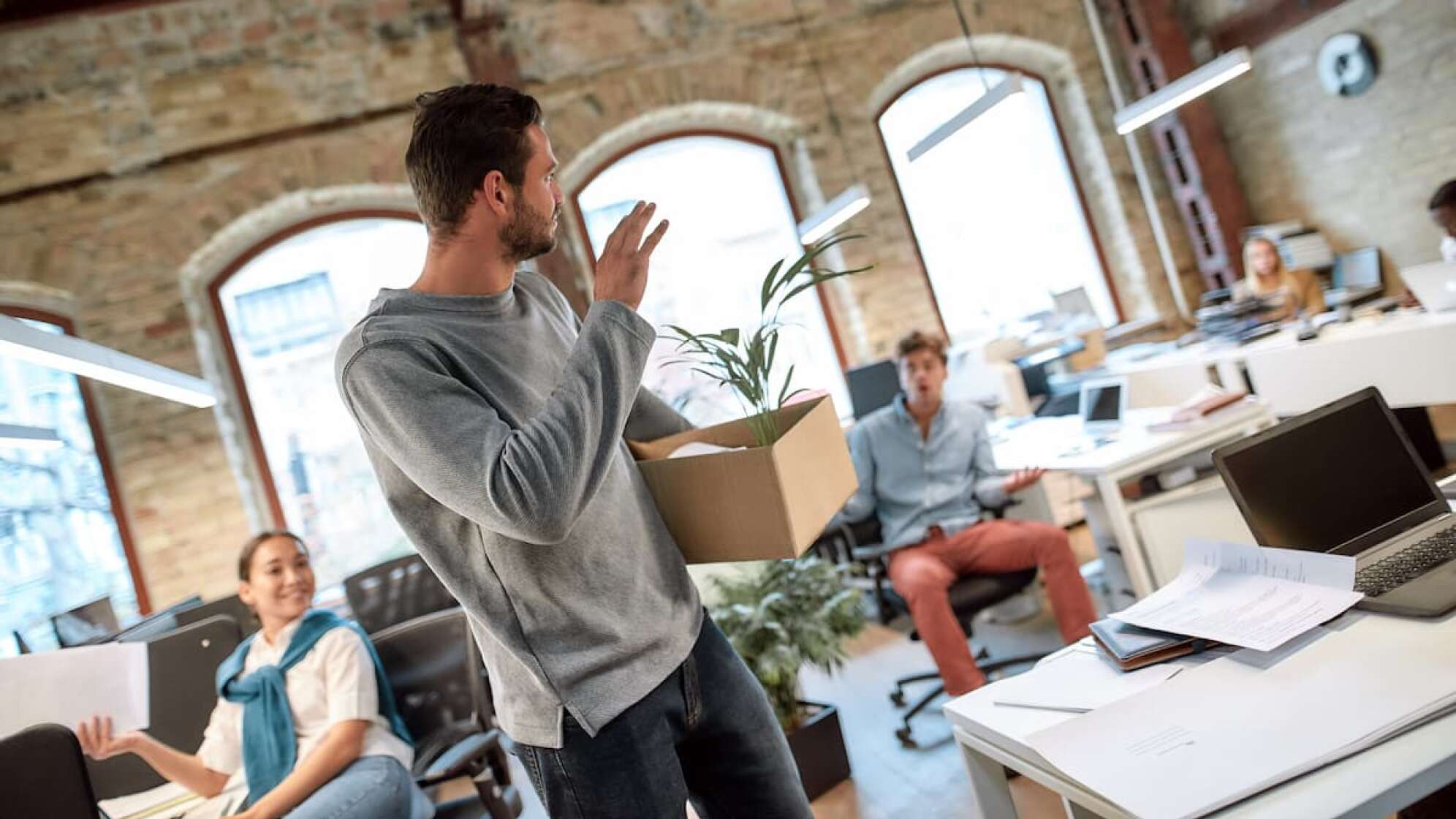 Mann verabschiedet sich aus dem Büro