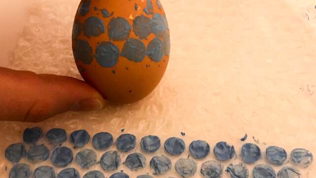 Do it Yourself: Ostereier färben mit Luftpolsterfolie