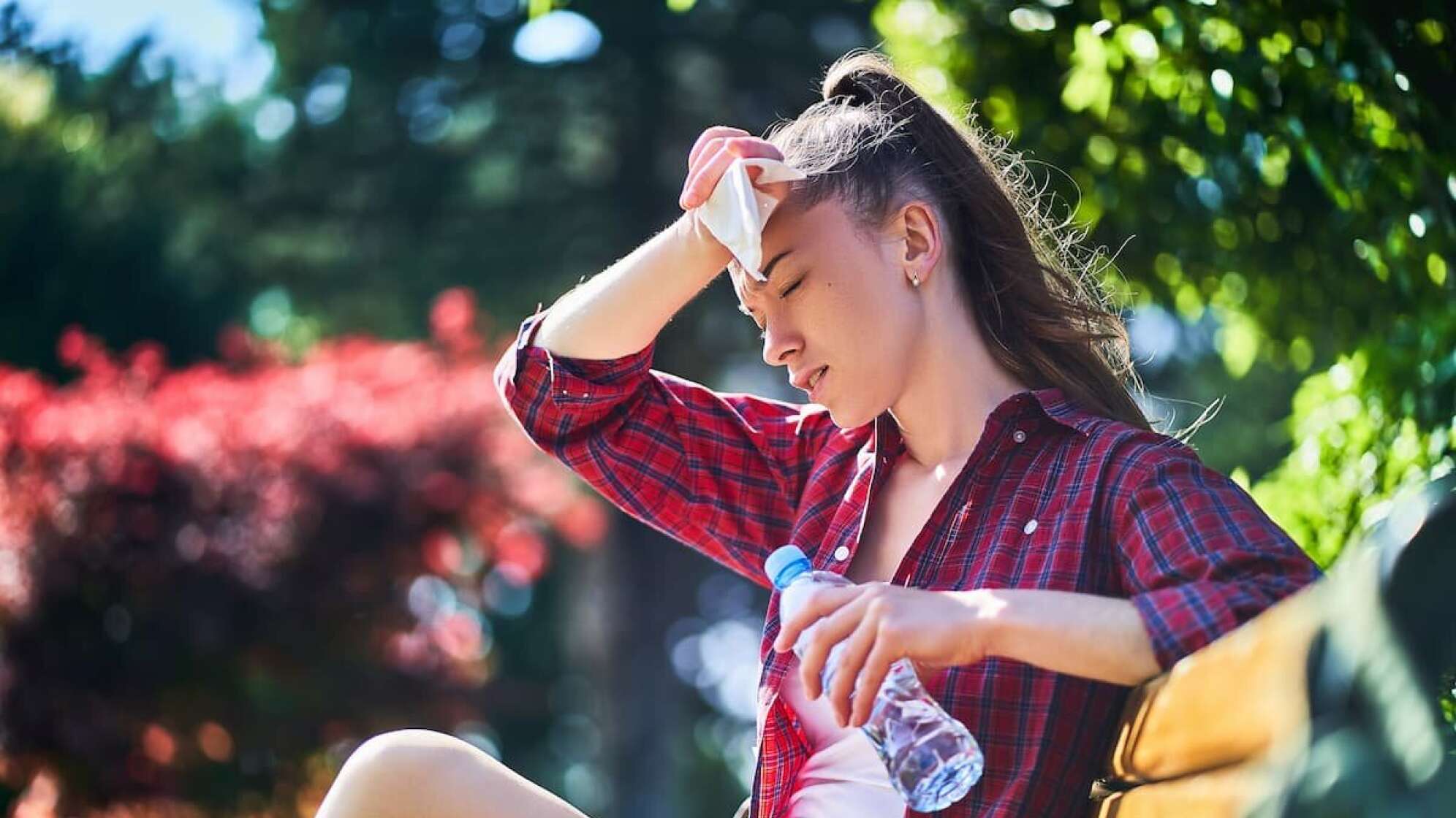 Frau schwitzt in einer sehr heißen Sommer Sonne