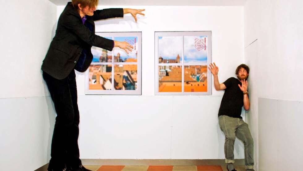 Mann mit Kind in Museum