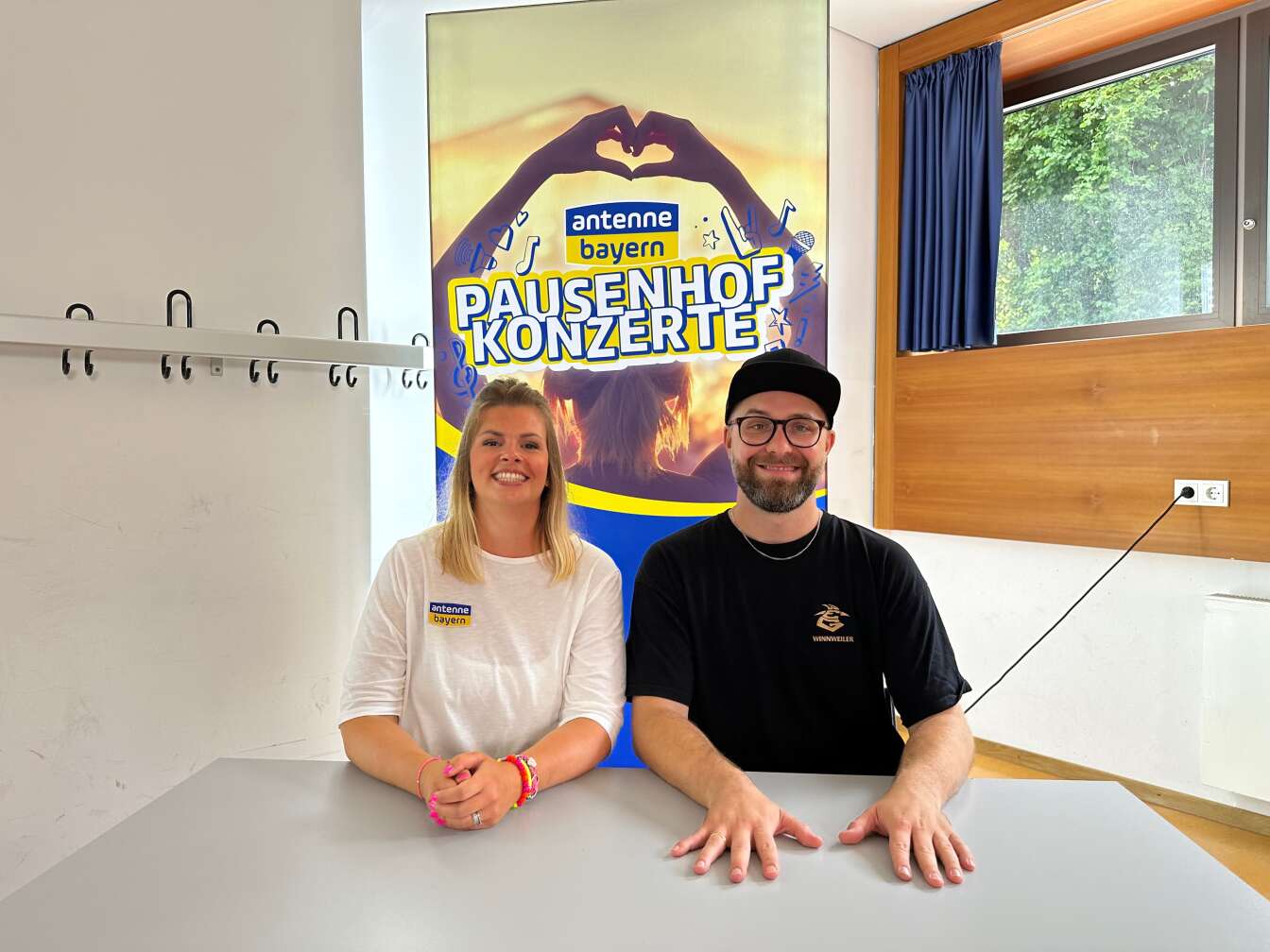 Mark Forster und Lisa Augenthaler auf dem ersten Pausenhofkonzert in Weichs