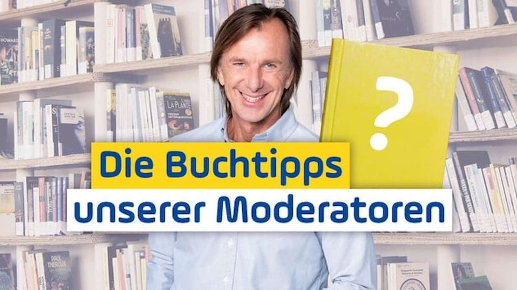 Leiki vor Bücherregal