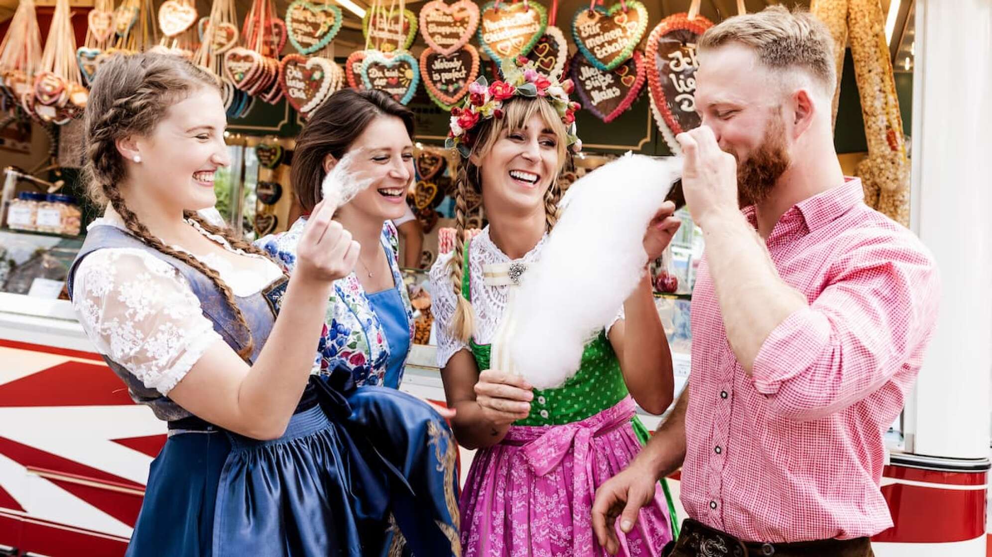 Gruppe isst Süßes auf Wiesn