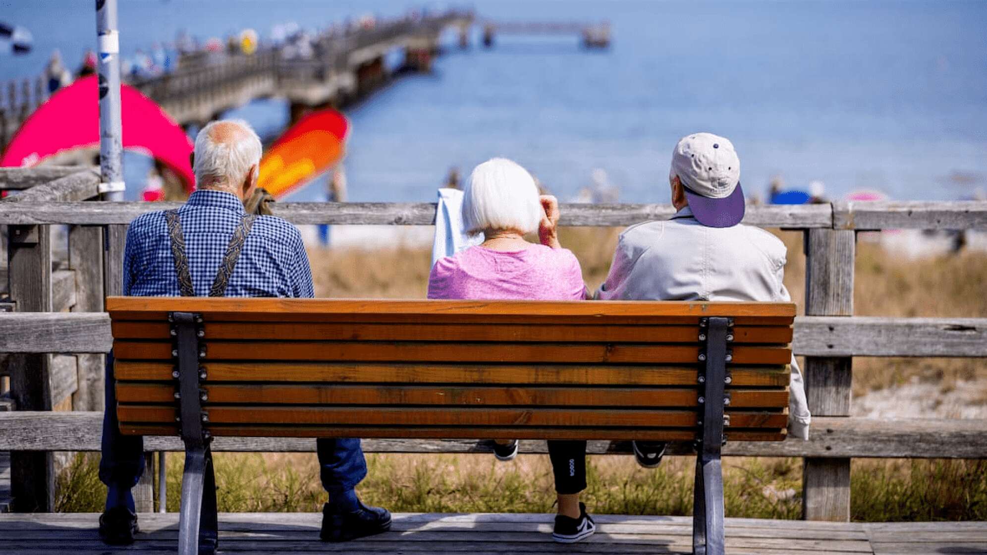 Menschen auf einer Bank