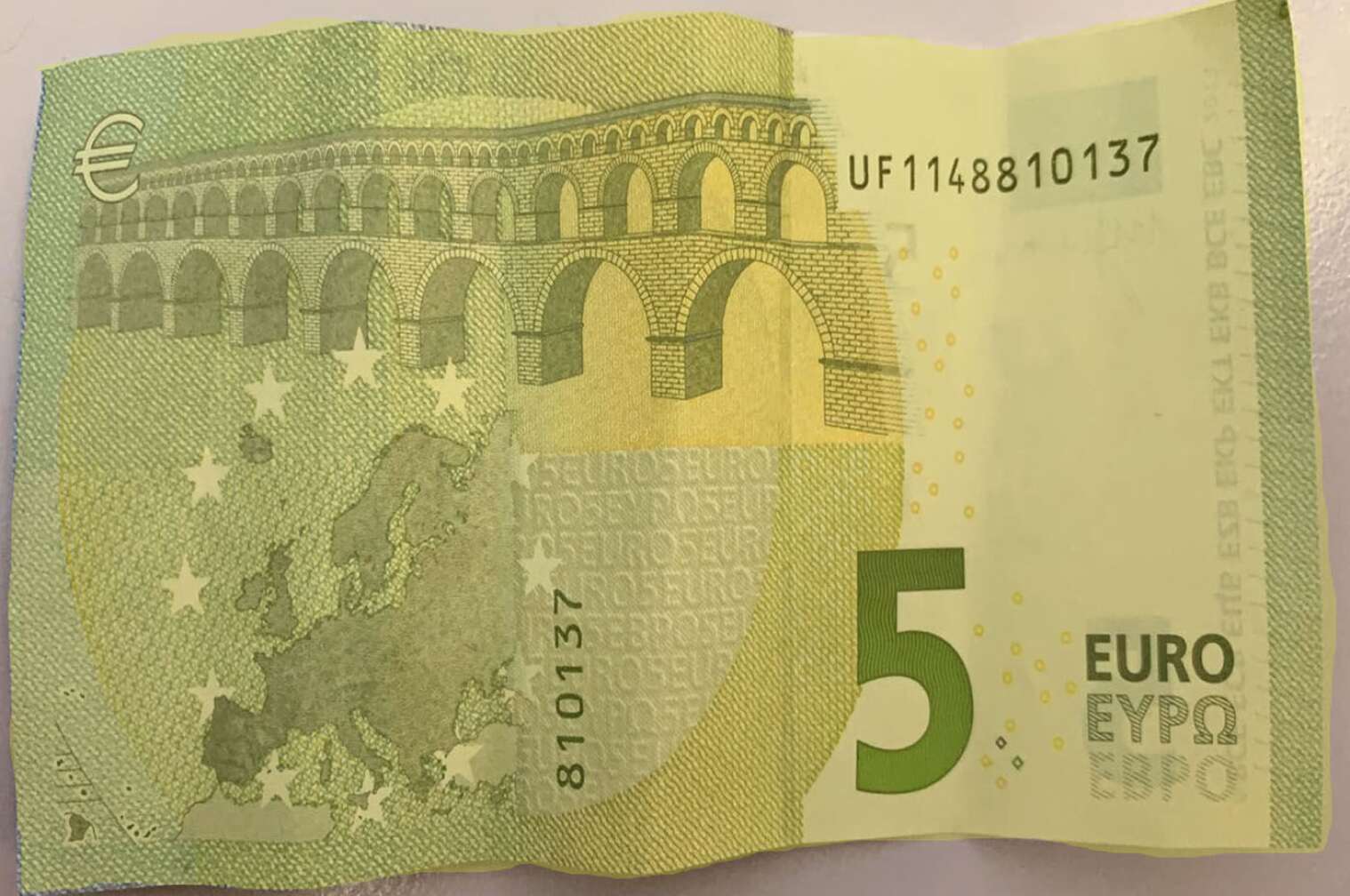 Gelb verfärbter 5-Euro-Schein