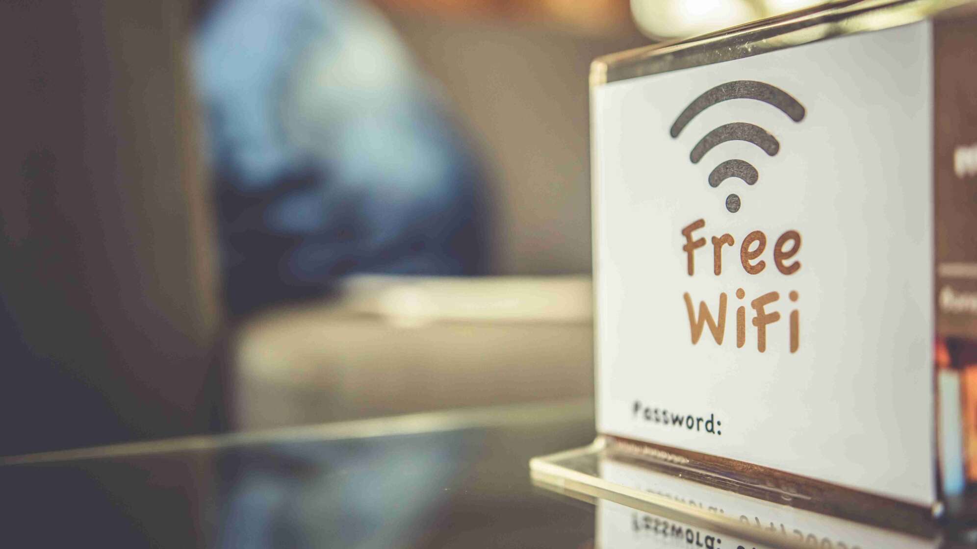 Free Wifi Schild auf einem Tisch