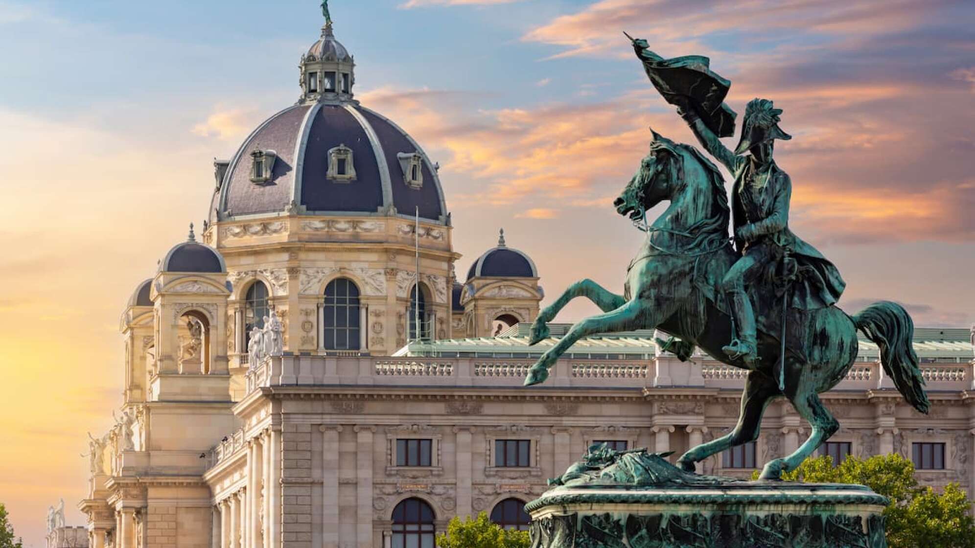 Blick auf Wien mit Reiterstatue und Kuppelgebäude