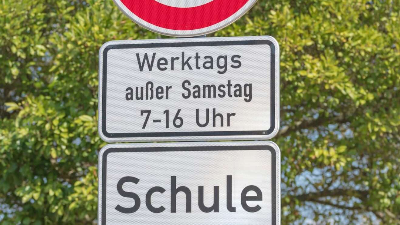 Verkehrsschild werktags außer Samstag 7 bis 16 Uhr