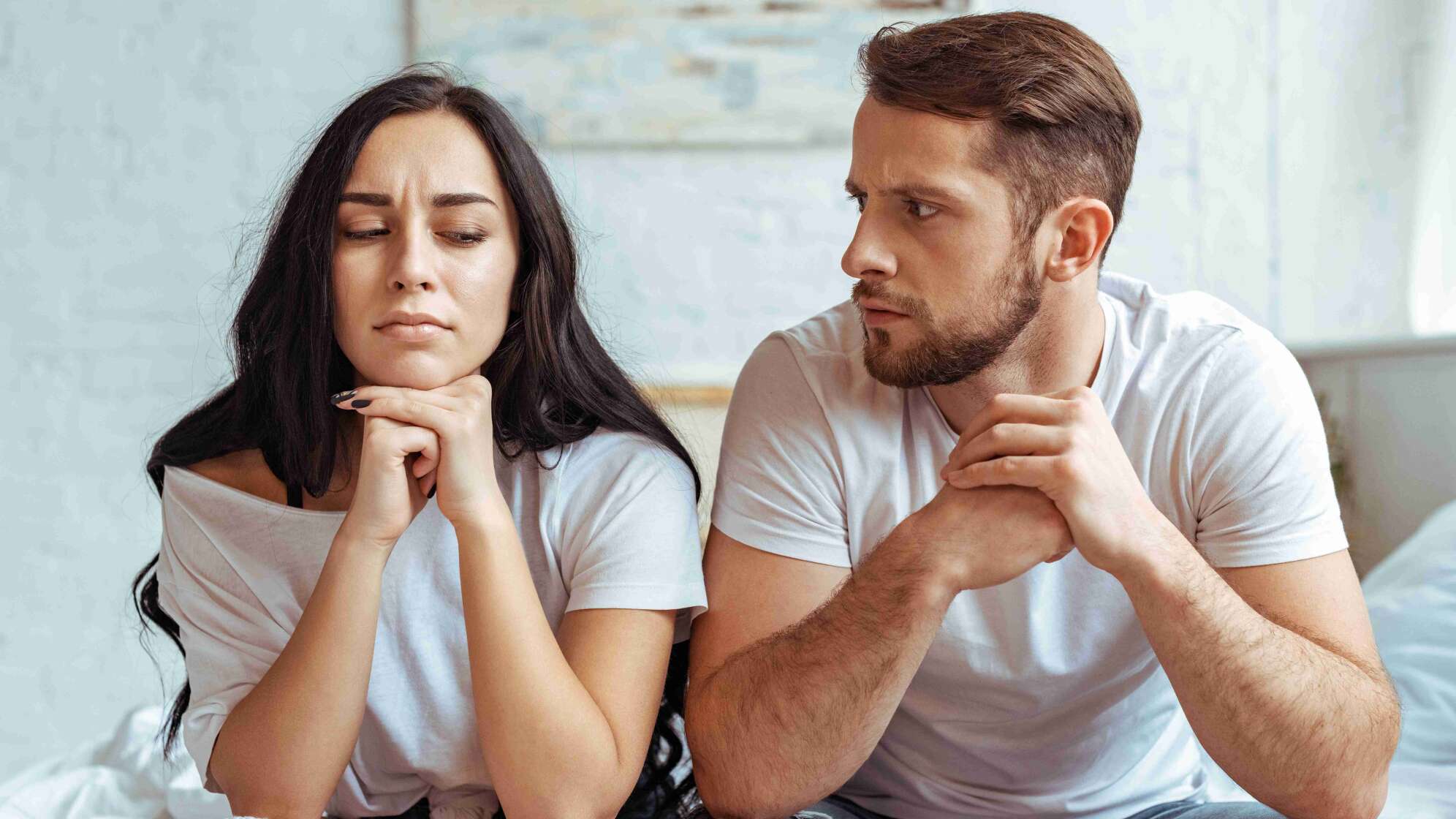 Mann und Frau gucken böse