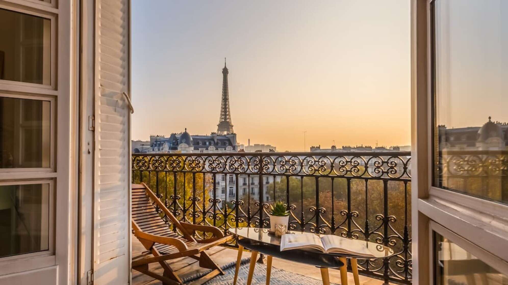 Blick auf den Pariser Eifelturm aus einem Apartment raus